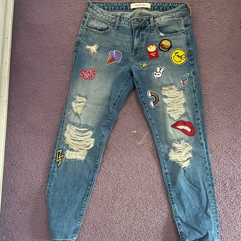 HIDDEN JEANS WITH PATCHES AND RIPS